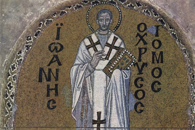 Mosaico bizantino de São João Crisóstomo, de pé, com o Evangelho na mão, entre as letras gregas do seu nome.